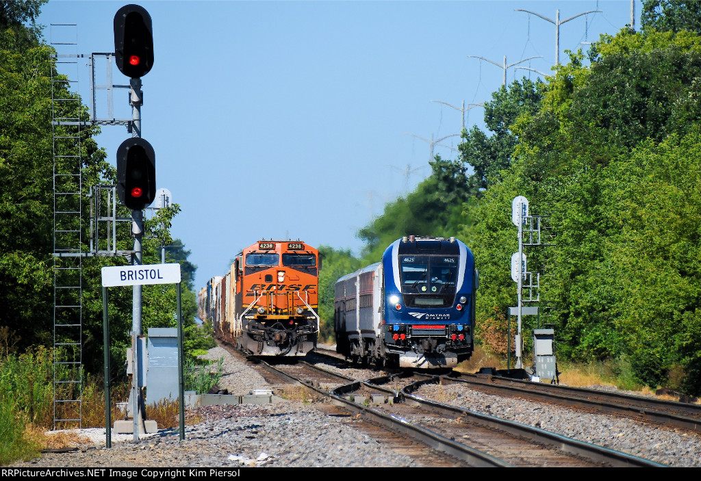 IDTX 4625 Amtrak Midwest Going Around BNSF 4238